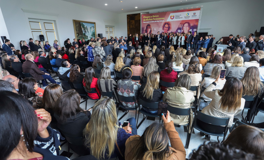 O governador Carlos Massa Ratinho Junior apresentou nesta terça-feira (24), no Palácio Iguaçu, em Curitiba, o Programa Banco da Mulher Paranaense. Participaram: vice-governador, Darci Piana; secretários:da Fazenda, Renê Garcia Junior; Chefe da Casa Civil, Guto Silva; presidente da Fomento Paraná, Heraldo Alves das Neves; deputados; entre outros.Curitiba, 24-09-19.Foto: Arnaldo Alves / AEN.