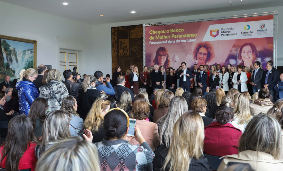 O governador Carlos Massa Ratinho Junior apresentou nesta terça-feira (24), no Palácio Iguaçu, em Curitiba, o Programa Banco da Mulher Paranaense. Participaram: vice-governador, Darci Piana; secretários:da Fazenda, Renê Garcia Junior; Chefe da Casa Civil, Guto Silva; presidente da Fomento Paraná, Heraldo Alves das Neves; deputados; entre outros.Curitiba, 24-09-19.Foto: Arnaldo Alves / AEN.