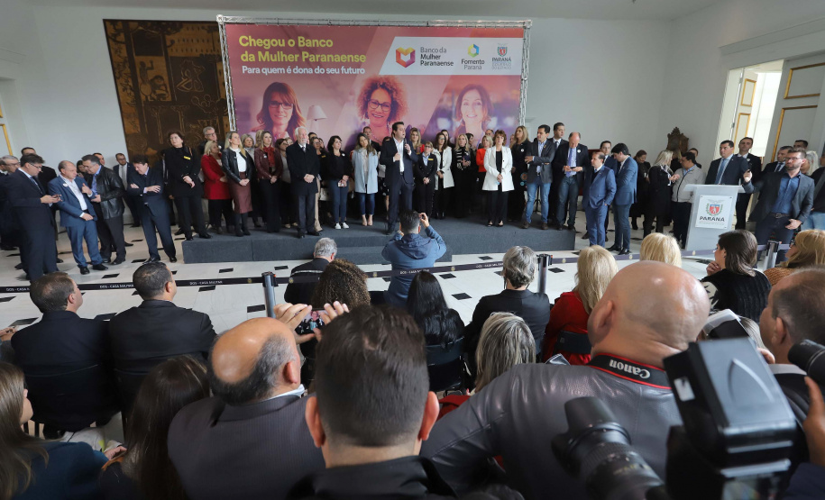 O governador Carlos Massa Ratinho Junior apresentou nesta terça-feira (24), no Palácio Iguaçu, em Curitiba, o Programa Banco da Mulher Paranaense. Participaram: vice-governador, Darci Piana; secretários:da Fazenda, Renê Garcia Junior; Chefe da Casa Civil, Guto Silva; presidente da Fomento Paraná, Heraldo Alves das Neves; deputados; entre outros.Curitiba, 24-09-19.Foto: Arnaldo Alves / AEN.