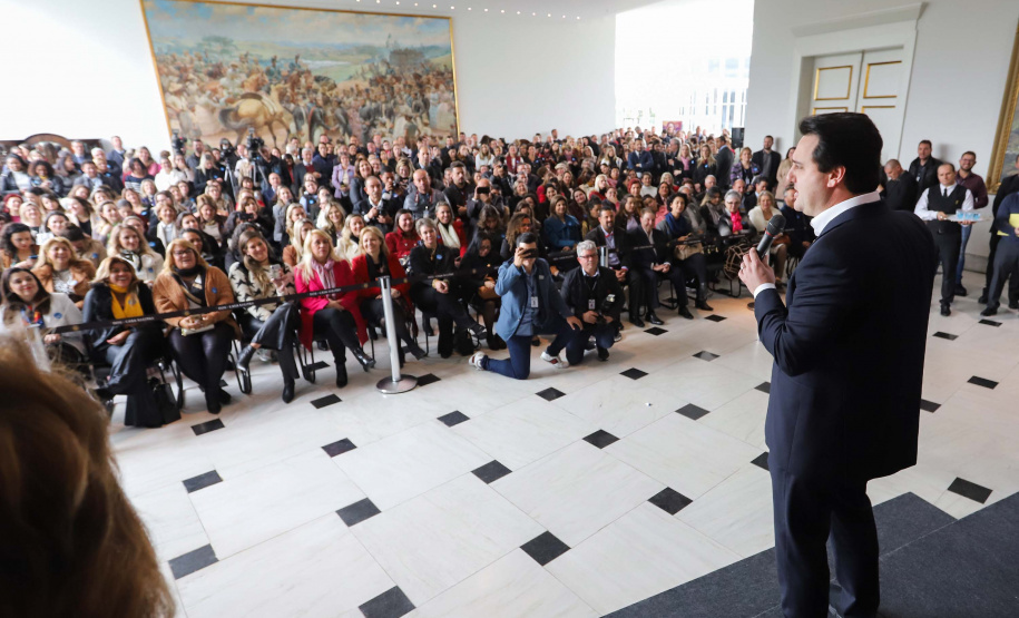 O governador Carlos Massa Ratinho Junior apresentou nesta terça-feira (24), no Palácio Iguaçu, em Curitiba, o Programa Banco da Mulher Paranaense. Participaram: vice-governador, Darci Piana; secretários:da Fazenda, Renê Garcia Junior; Chefe da Casa Civil, Guto Silva; presidente da Fomento Paraná, Heraldo Alves das Neves; deputados; entre outros.Curitiba, 24-09-19.Foto: Arnaldo Alves / AEN.