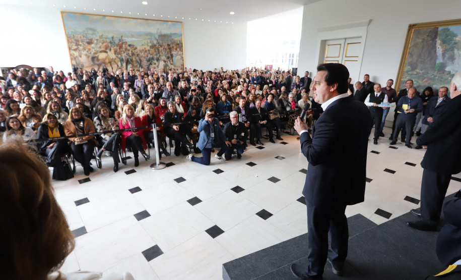 O governador Carlos Massa Ratinho Junior apresentou nesta terça-feira (24), no Palácio Iguaçu, em Curitiba, o Programa Banco da Mulher Paranaense. Participaram: vice-governador, Darci Piana; secretários:da Fazenda, Renê Garcia Junior; Chefe da Casa Civil, Guto Silva; presidente da Fomento Paraná, Heraldo Alves das Neves; deputados; entre outros.Curitiba, 24-09-19.Foto: Arnaldo Alves / AEN.
