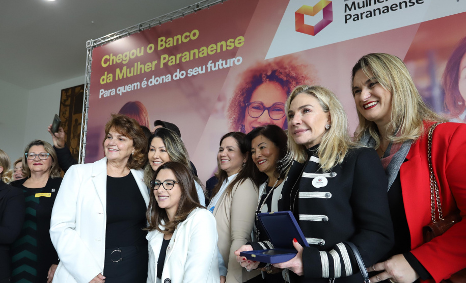 O governador Carlos Massa Ratinho Junior apresentou nesta terça-feira (24), no Palácio Iguaçu, em Curitiba, o Programa Banco da Mulher Paranaense. Participaram: vice-governador, Darci Piana; secretários:da Fazenda, Renê Garcia Junior; Chefe da Casa Civil, Guto Silva; presidente da Fomento Paraná, Heraldo Alves das Neves; deputados; entre outros.Curitiba, 24-09-19.Foto: Arnaldo Alves / AEN.