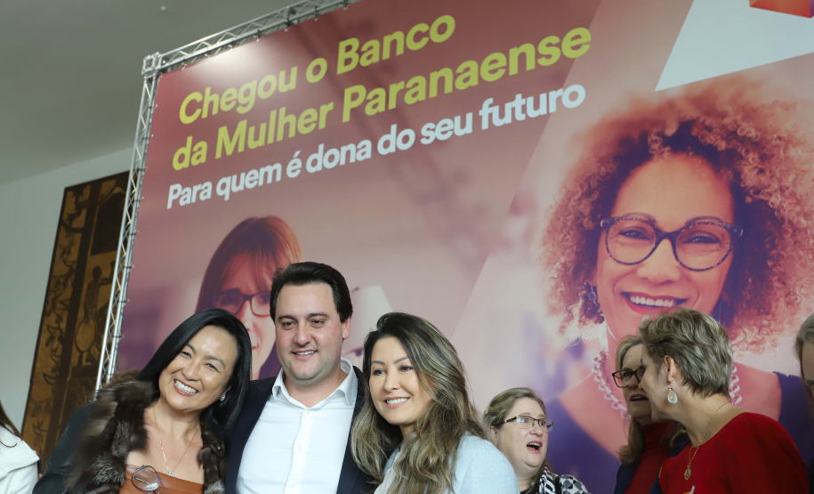 O governador Carlos Massa Ratinho Junior apresentou nesta terça-feira (24), no Palácio Iguaçu, em Curitiba, o Programa Banco da Mulher Paranaense. Participaram: vice-governador, Darci Piana; secretários:da Fazenda, Renê Garcia Junior; Chefe da Casa Civil, Guto Silva; presidente da Fomento Paraná, Heraldo Alves das Neves; deputados; entre outros.Curitiba, 24-09-19.Foto: Arnaldo Alves / AEN.