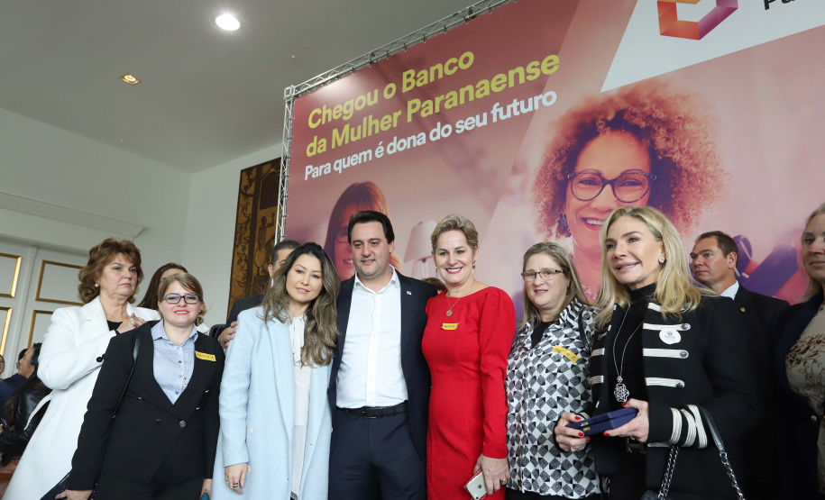 O governador Carlos Massa Ratinho Junior apresentou nesta terça-feira (24), no Palácio Iguaçu, em Curitiba, o Programa Banco da Mulher Paranaense. Participaram: vice-governador, Darci Piana; secretários:da Fazenda, Renê Garcia Junior; Chefe da Casa Civil, Guto Silva; presidente da Fomento Paraná, Heraldo Alves das Neves; deputados; entre outros.Curitiba, 24-09-19.Foto: Arnaldo Alves / AEN.