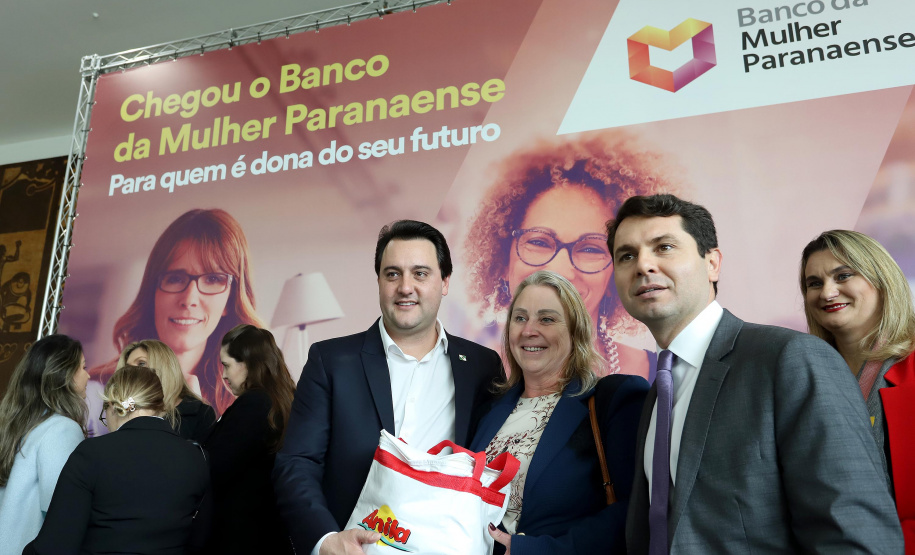 O governador Carlos Massa Ratinho Junior apresentou nesta terça-feira (24), no Palácio Iguaçu, em Curitiba, o Programa Banco da Mulher Paranaense. Participaram: vice-governador, Darci Piana; secretários:da Fazenda, Renê Garcia Junior; Chefe da Casa Civil, Guto Silva; presidente da Fomento Paraná, Heraldo Alves das Neves; deputados; entre outros.Curitiba, 24-09-19.Foto: Arnaldo Alves / AEN.