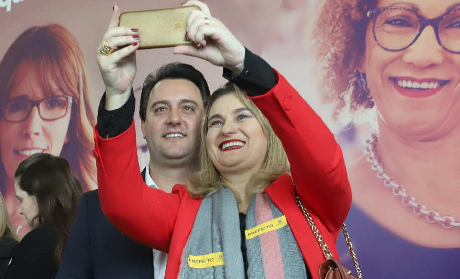 O governador Carlos Massa Ratinho Junior apresentou nesta terça-feira (24), no Palácio Iguaçu, em Curitiba, o Programa Banco da Mulher Paranaense. Participaram: vice-governador, Darci Piana; secretários:da Fazenda, Renê Garcia Junior; Chefe da Casa Civil, Guto Silva; presidente da Fomento Paraná, Heraldo Alves das Neves; deputados; entre outros.Curitiba, 24-09-19.Foto: Arnaldo Alves / AEN.