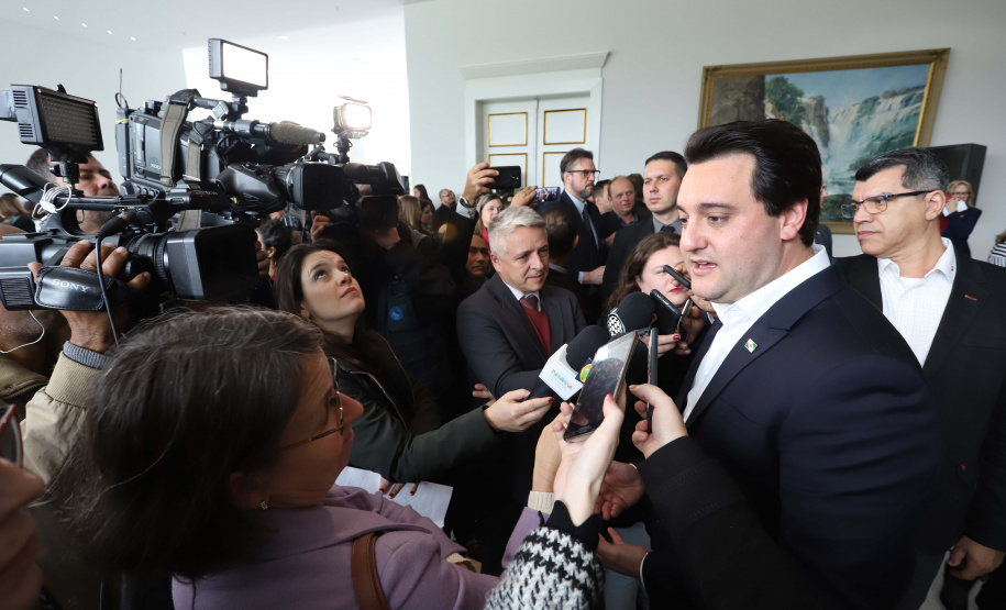 O governador Carlos Massa Ratinho Junior apresentou nesta terça-feira (24), no Palácio Iguaçu, em Curitiba, o Programa Banco da Mulher Paranaense. Participaram: vice-governador, Darci Piana; secretários:da Fazenda, Renê Garcia Junior; Chefe da Casa Civil, Guto Silva; presidente da Fomento Paraná, Heraldo Alves das Neves; deputados; entre outros.Curitiba, 24-09-19.Foto: Arnaldo Alves / AEN.