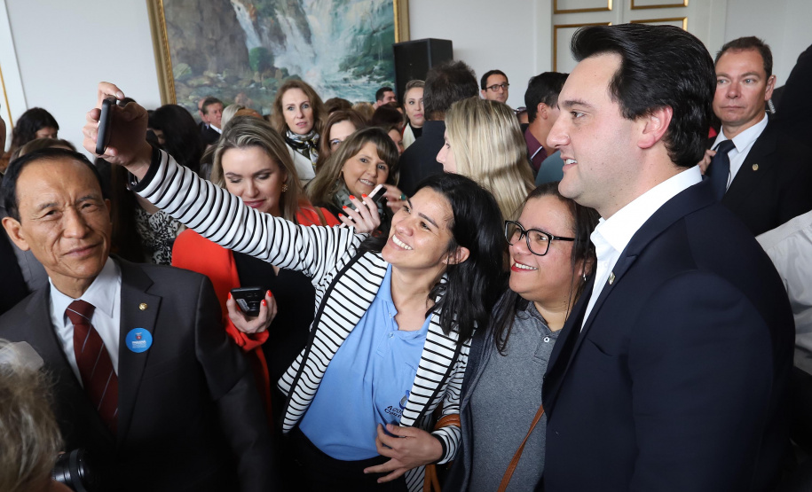 O governador Carlos Massa Ratinho Junior apresentou nesta terça-feira (24), no Palácio Iguaçu, em Curitiba, o Programa Banco da Mulher Paranaense. Participaram: vice-governador, Darci Piana; secretários:da Fazenda, Renê Garcia Junior; Chefe da Casa Civil, Guto Silva; presidente da Fomento Paraná, Heraldo Alves das Neves; deputados; entre outros.Curitiba, 24-09-19.Foto: Arnaldo Alves / AEN.