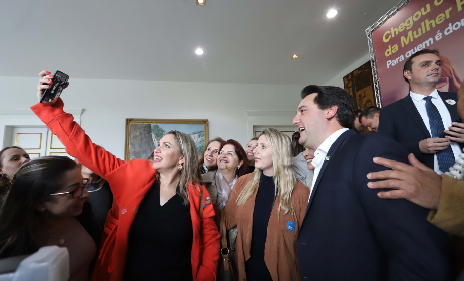 O governador Carlos Massa Ratinho Junior apresentou nesta terça-feira (24), no Palácio Iguaçu, em Curitiba, o Programa Banco da Mulher Paranaense. Participaram: vice-governador, Darci Piana; secretários:da Fazenda, Renê Garcia Junior; Chefe da Casa Civil, Guto Silva; presidente da Fomento Paraná, Heraldo Alves das Neves; deputados; entre outros.Curitiba, 24-09-19.Foto: Arnaldo Alves / AEN.