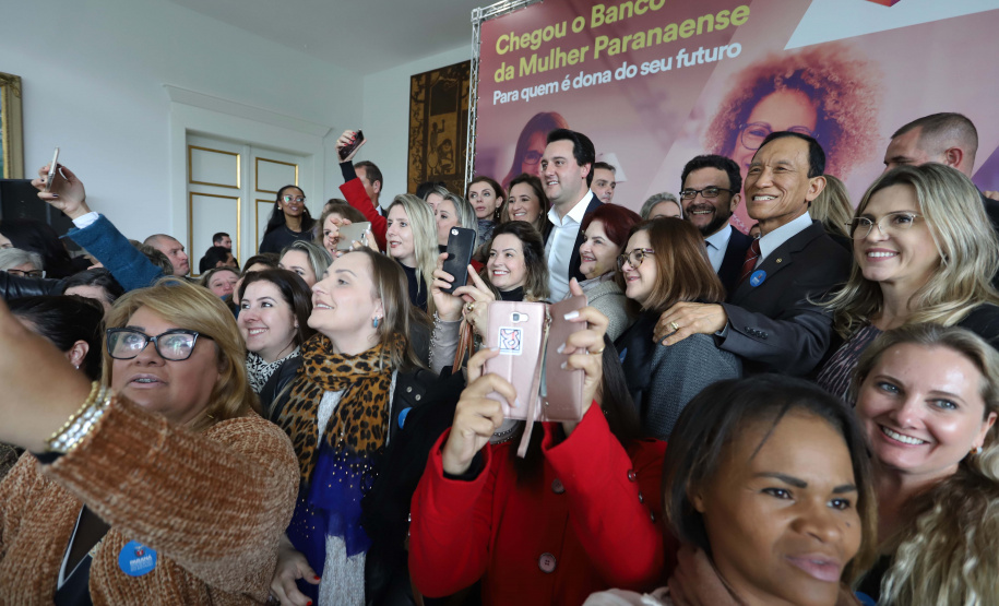 O governador Carlos Massa Ratinho Junior apresentou nesta terça-feira (24), no Palácio Iguaçu, em Curitiba, o Programa Banco da Mulher Paranaense. Participaram: vice-governador, Darci Piana; secretários:da Fazenda, Renê Garcia Junior; Chefe da Casa Civil, Guto Silva; presidente da Fomento Paraná, Heraldo Alves das Neves; deputados; entre outros.Curitiba, 24-09-19.Foto: Arnaldo Alves / AEN.