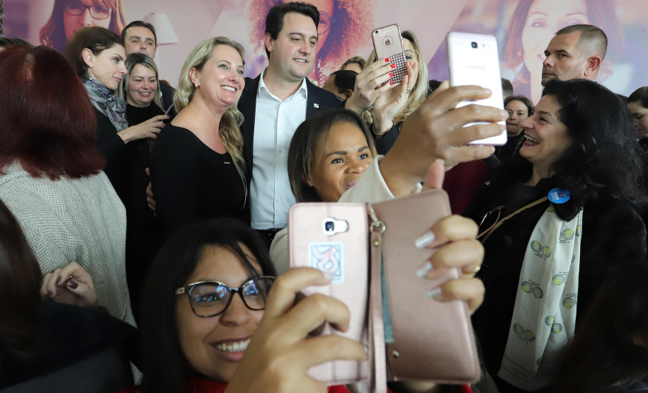 O governador Carlos Massa Ratinho Junior apresentou nesta terça-feira (24), no Palácio Iguaçu, em Curitiba, o Programa Banco da Mulher Paranaense. Participaram: vice-governador, Darci Piana; secretários:da Fazenda, Renê Garcia Junior; Chefe da Casa Civil, Guto Silva; presidente da Fomento Paraná, Heraldo Alves das Neves; deputados; entre outros.Curitiba, 24-09-19.Foto: Arnaldo Alves / AEN.