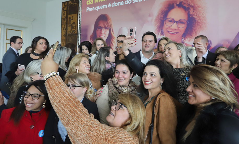 O governador Carlos Massa Ratinho Junior apresentou nesta terça-feira (24), no Palácio Iguaçu, em Curitiba, o Programa Banco da Mulher Paranaense. Participaram: vice-governador, Darci Piana; secretários:da Fazenda, Renê Garcia Junior; Chefe da Casa Civil, Guto Silva; presidente da Fomento Paraná, Heraldo Alves das Neves; deputados; entre outros.Curitiba, 24-09-19.Foto: Arnaldo Alves / AEN.