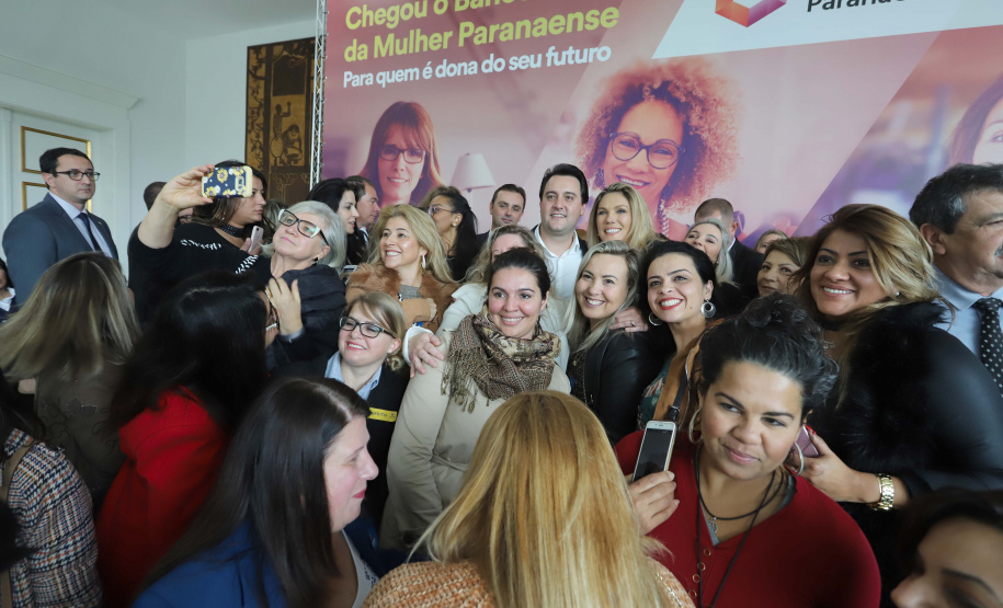 O governador Carlos Massa Ratinho Junior apresentou nesta terça-feira (24), no Palácio Iguaçu, em Curitiba, o Programa Banco da Mulher Paranaense. Participaram: vice-governador, Darci Piana; secretários:da Fazenda, Renê Garcia Junior; Chefe da Casa Civil, Guto Silva; presidente da Fomento Paraná, Heraldo Alves das Neves; deputados; entre outros.Curitiba, 24-09-19.Foto: Arnaldo Alves / AEN.