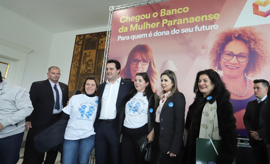 O governador Carlos Massa Ratinho Junior apresentou nesta terça-feira (24), no Palácio Iguaçu, em Curitiba, o Programa Banco da Mulher Paranaense. Participaram: vice-governador, Darci Piana; secretários:da Fazenda, Renê Garcia Junior; Chefe da Casa Civil, Guto Silva; presidente da Fomento Paraná, Heraldo Alves das Neves; deputados; entre outros.Curitiba, 24-09-19.Foto: Arnaldo Alves / AEN.