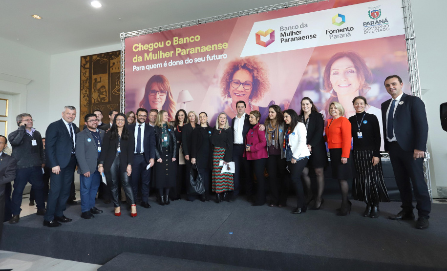 O governador Carlos Massa Ratinho Junior apresentou nesta terça-feira (24), no Palácio Iguaçu, em Curitiba, o Programa Banco da Mulher Paranaense. Participaram: vice-governador, Darci Piana; secretários:da Fazenda, Renê Garcia Junior; Chefe da Casa Civil, Guto Silva; presidente da Fomento Paraná, Heraldo Alves das Neves; deputados; entre outros.Curitiba, 24-09-19.Foto: Arnaldo Alves / AEN.