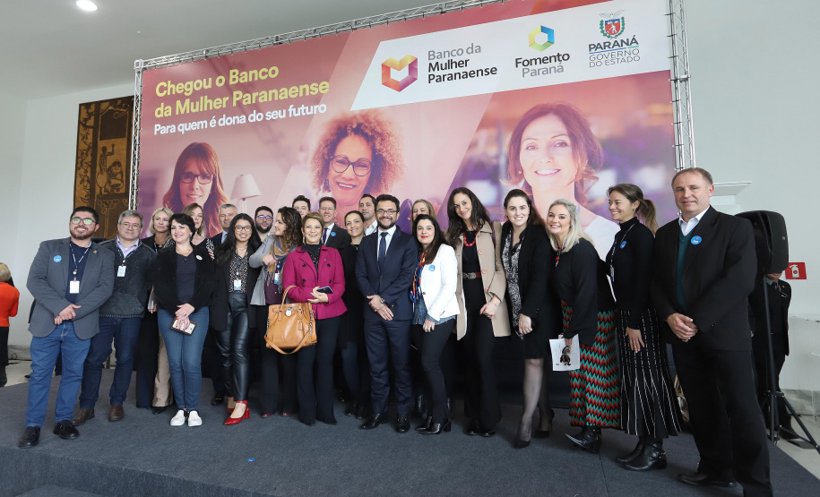 O governador Carlos Massa Ratinho Junior apresentou nesta terça-feira (24), no Palácio Iguaçu, em Curitiba, o Programa Banco da Mulher Paranaense. Participaram: vice-governador, Darci Piana; secretários:da Fazenda, Renê Garcia Junior; Chefe da Casa Civil, Guto Silva; presidente da Fomento Paraná, Heraldo Alves das Neves; deputados; entre outros.Curitiba, 24-09-19.Foto: Arnaldo Alves / AEN.