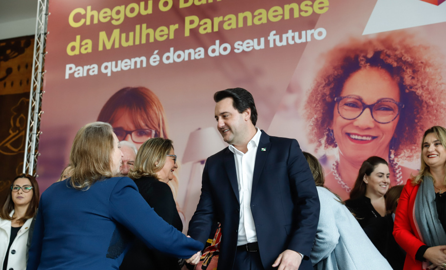 O governador Carlos Massa Ratinho Junior apresentou nesta terça-feira (24) o programa Banco da Mulher Paranaense, iniciativa do Governo do Estado para incentivar o empreendedorismo feminino em todos os setores econômicos, visando gerar mais emprego e renda no Estado.