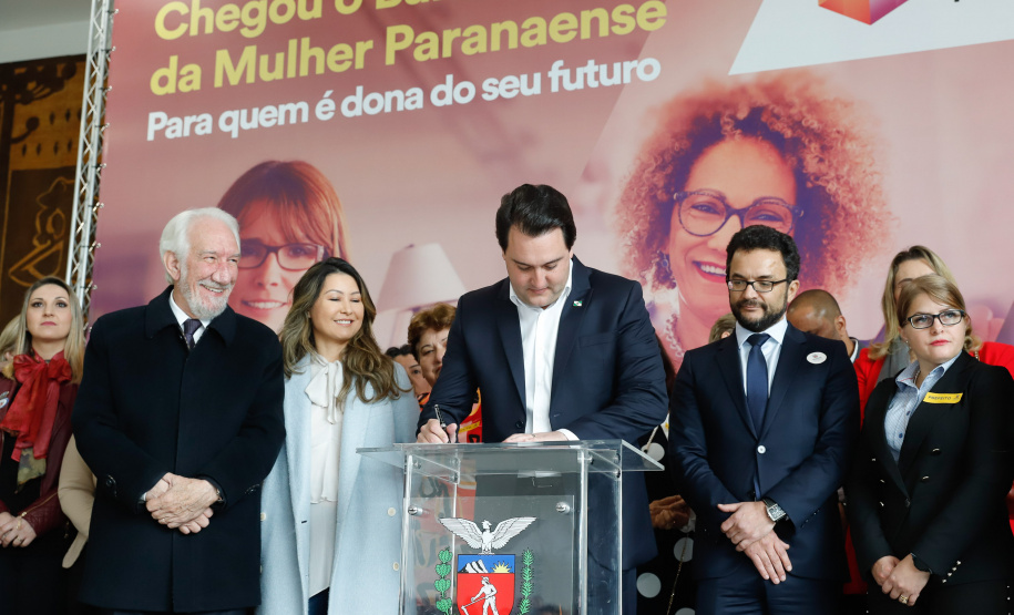O governador Carlos Massa Ratinho Junior apresentou nesta terça-feira (24) o programa Banco da Mulher Paranaense, iniciativa do Governo do Estado para incentivar o empreendedorismo feminino em todos os setores econômicos, visando gerar mais emprego e renda no Estado.