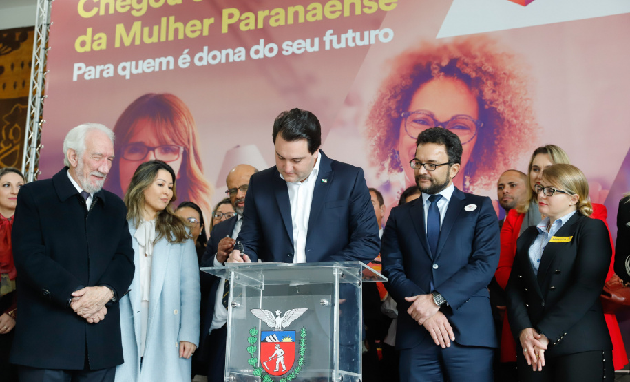 O governador Carlos Massa Ratinho Junior apresentou nesta terça-feira (24) o programa Banco da Mulher Paranaense, iniciativa do Governo do Estado para incentivar o empreendedorismo feminino em todos os setores econômicos, visando gerar mais emprego e renda no Estado.