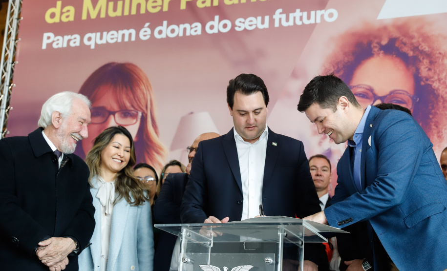 O governador Carlos Massa Ratinho Junior apresentou nesta terça-feira (24) o programa Banco da Mulher Paranaense, iniciativa do Governo do Estado para incentivar o empreendedorismo feminino em todos os setores econômicos, visando gerar mais emprego e renda no Estado.