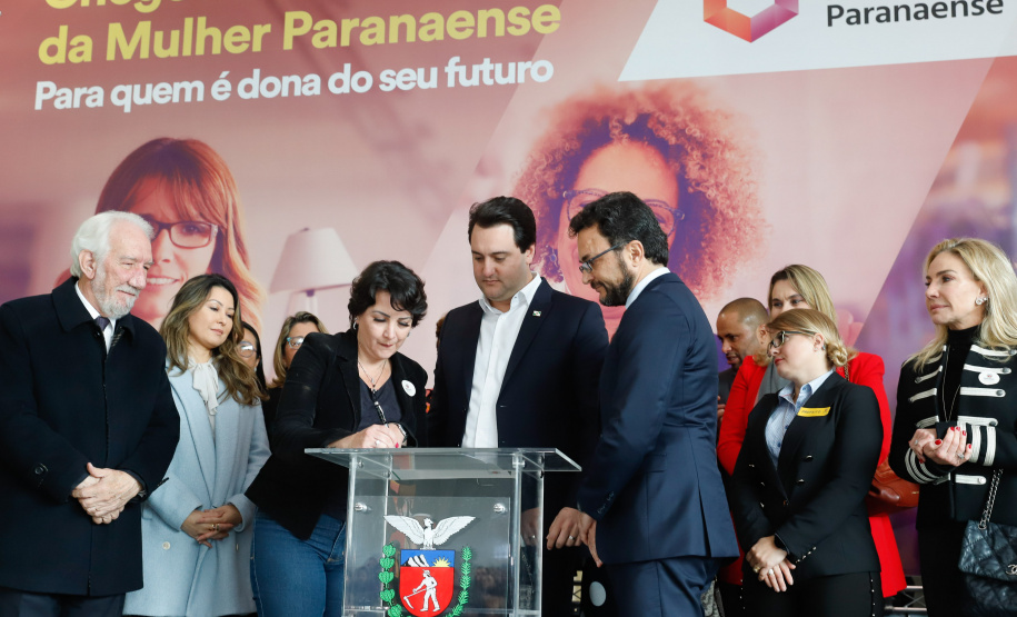 O governador Carlos Massa Ratinho Junior apresentou nesta terça-feira (24) o programa Banco da Mulher Paranaense, iniciativa do Governo do Estado para incentivar o empreendedorismo feminino em todos os setores econômicos, visando gerar mais emprego e renda no Estado.