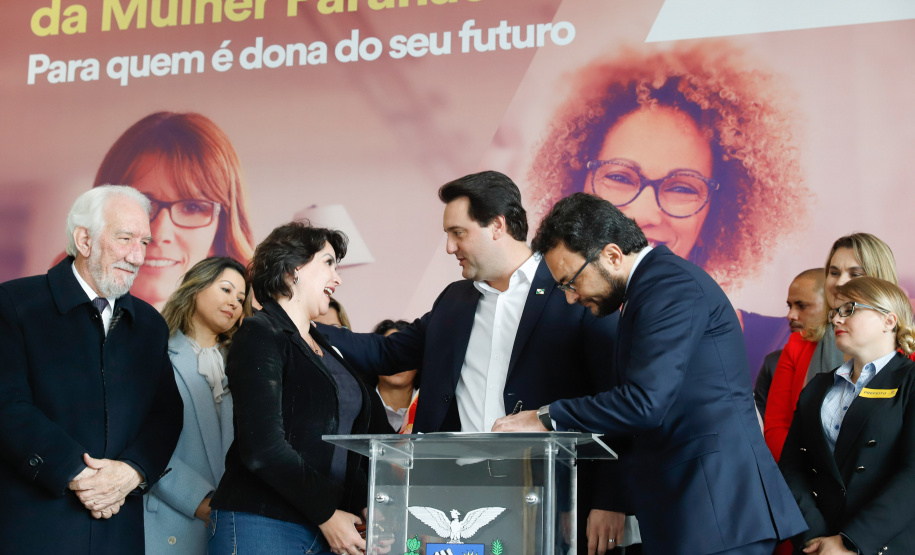 O governador Carlos Massa Ratinho Junior apresentou nesta terça-feira (24) o programa Banco da Mulher Paranaense, iniciativa do Governo do Estado para incentivar o empreendedorismo feminino em todos os setores econômicos, visando gerar mais emprego e renda no Estado.