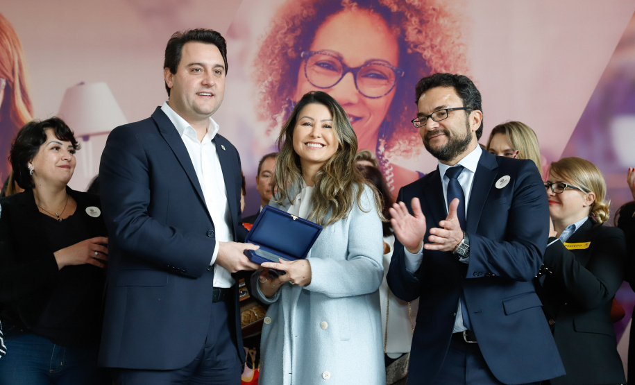 O governador Carlos Massa Ratinho Junior apresentou nesta terça-feira (24) o programa Banco da Mulher Paranaense, iniciativa do Governo do Estado para incentivar o empreendedorismo feminino em todos os setores econômicos, visando gerar mais emprego e renda no Estado.