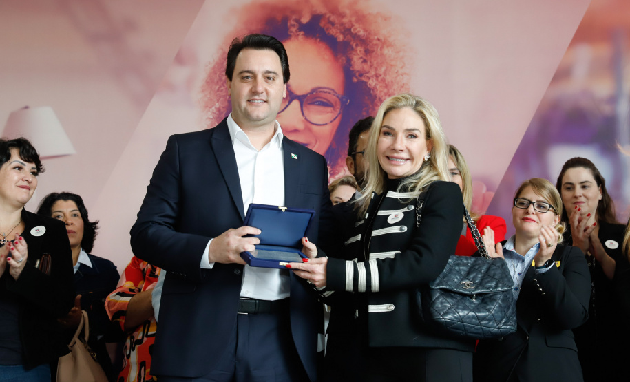 O governador Carlos Massa Ratinho Junior apresentou nesta terça-feira (24) o programa Banco da Mulher Paranaense, iniciativa do Governo do Estado para incentivar o empreendedorismo feminino em todos os setores econômicos, visando gerar mais emprego e renda no Estado.