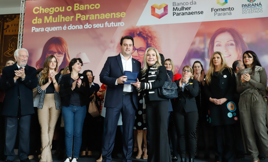 O governador Carlos Massa Ratinho Junior apresentou nesta terça-feira (24) o programa Banco da Mulher Paranaense, iniciativa do Governo do Estado para incentivar o empreendedorismo feminino em todos os setores econômicos, visando gerar mais emprego e renda no Estado.