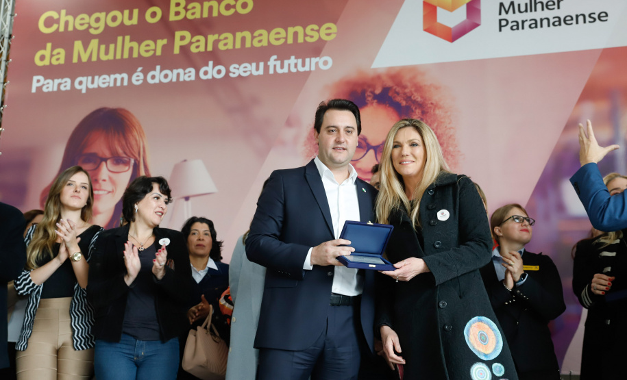 O governador Carlos Massa Ratinho Junior apresentou nesta terça-feira (24) o programa Banco da Mulher Paranaense, iniciativa do Governo do Estado para incentivar o empreendedorismo feminino em todos os setores econômicos, visando gerar mais emprego e renda no Estado.