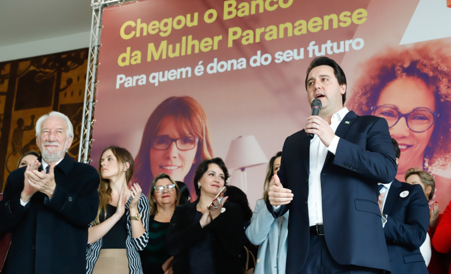 O governador Carlos Massa Ratinho Junior apresentou nesta terça-feira (24) o programa Banco da Mulher Paranaense, iniciativa do Governo do Estado para incentivar o empreendedorismo feminino em todos os setores econômicos, visando gerar mais emprego e renda no Estado.