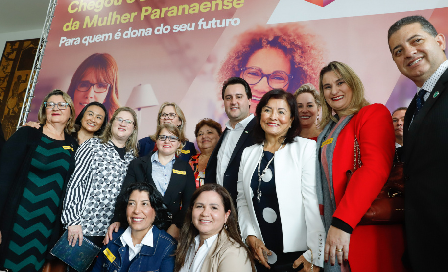 O governador Carlos Massa Ratinho Junior apresentou nesta terça-feira (24) o programa Banco da Mulher Paranaense, iniciativa do Governo do Estado para incentivar o empreendedorismo feminino em todos os setores econômicos, visando gerar mais emprego e renda no Estado.