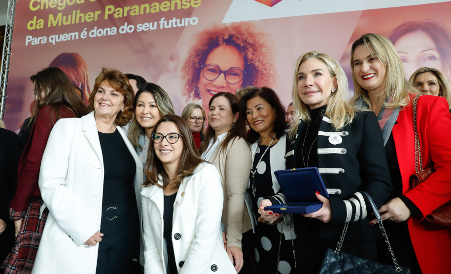 O governador Carlos Massa Ratinho Junior apresentou nesta terça-feira (24) o programa Banco da Mulher Paranaense, iniciativa do Governo do Estado para incentivar o empreendedorismo feminino em todos os setores econômicos, visando gerar mais emprego e renda no Estado.