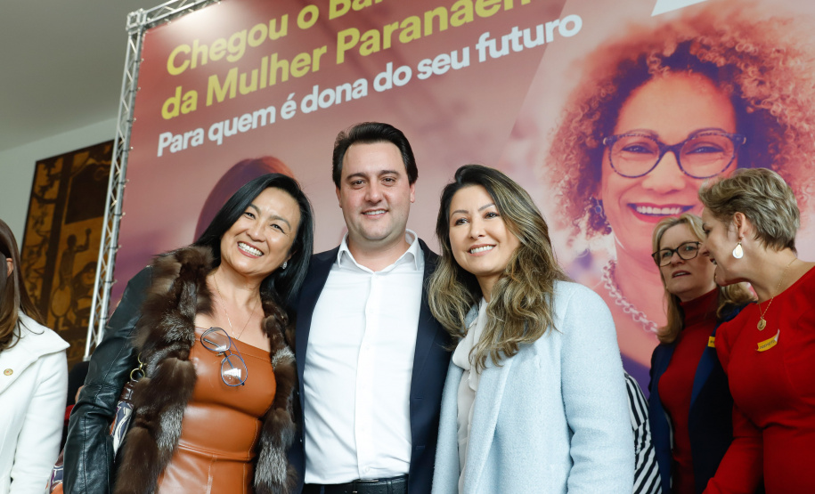O governador Carlos Massa Ratinho Junior apresentou nesta terça-feira (24) o programa Banco da Mulher Paranaense, iniciativa do Governo do Estado para incentivar o empreendedorismo feminino em todos os setores econômicos, visando gerar mais emprego e renda no Estado.