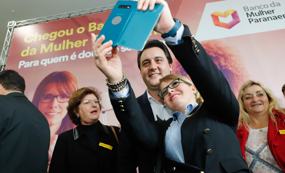 O governador Carlos Massa Ratinho Junior apresentou nesta terça-feira (24) o programa Banco da Mulher Paranaense, iniciativa do Governo do Estado para incentivar o empreendedorismo feminino em todos os setores econômicos, visando gerar mais emprego e renda no Estado.