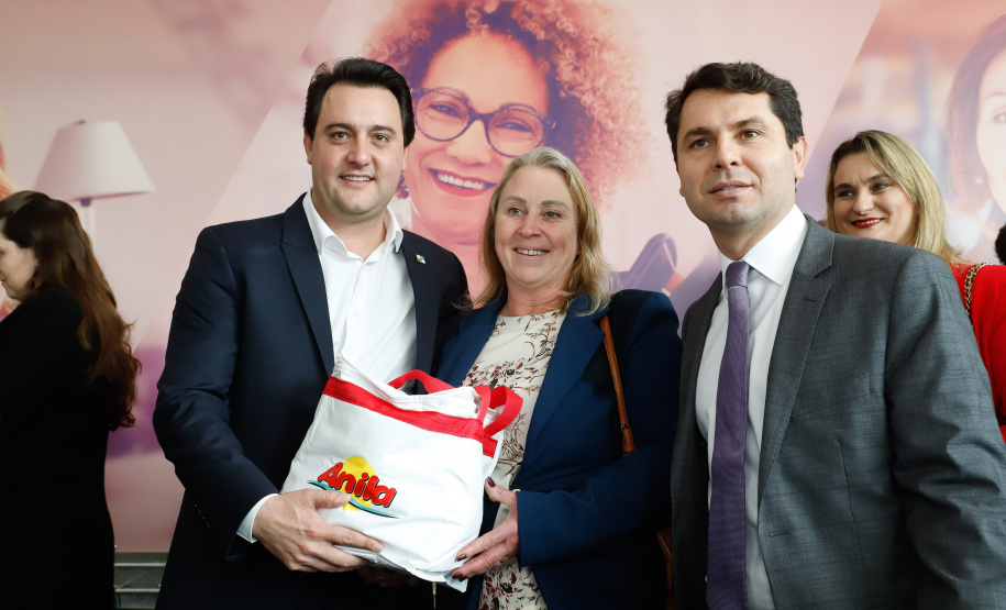 O governador Carlos Massa Ratinho Junior apresentou nesta terça-feira (24) o programa Banco da Mulher Paranaense, iniciativa do Governo do Estado para incentivar o empreendedorismo feminino em todos os setores econômicos, visando gerar mais emprego e renda no Estado.