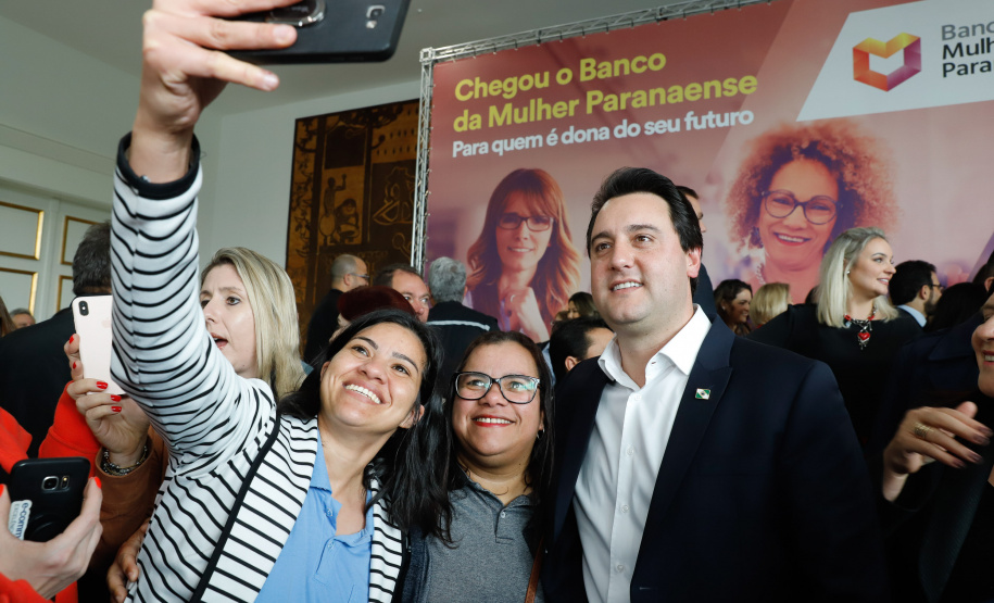O governador Carlos Massa Ratinho Junior apresentou nesta terça-feira (24) o programa Banco da Mulher Paranaense, iniciativa do Governo do Estado para incentivar o empreendedorismo feminino em todos os setores econômicos, visando gerar mais emprego e renda no Estado.