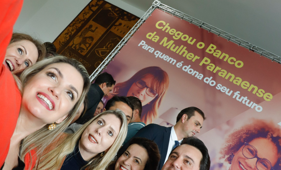 O governador Carlos Massa Ratinho Junior apresentou nesta terça-feira (24) o programa Banco da Mulher Paranaense, iniciativa do Governo do Estado para incentivar o empreendedorismo feminino em todos os setores econômicos, visando gerar mais emprego e renda no Estado.