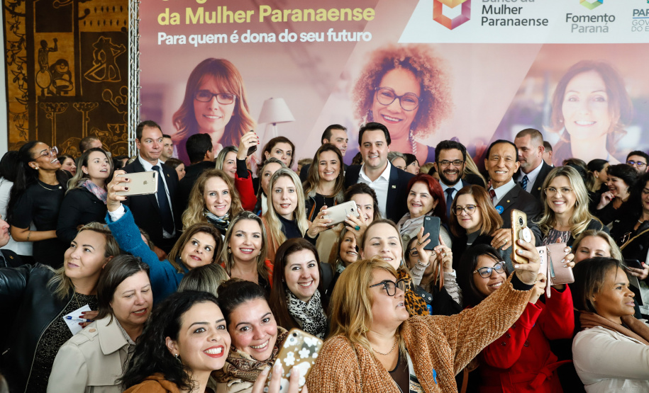 O governador Carlos Massa Ratinho Junior apresentou nesta terça-feira (24) o programa Banco da Mulher Paranaense, iniciativa do Governo do Estado para incentivar o empreendedorismo feminino em todos os setores econômicos, visando gerar mais emprego e renda no Estado.