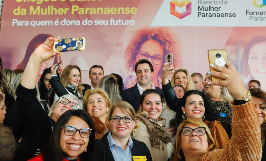 O governador Carlos Massa Ratinho Junior apresentou nesta terça-feira (24) o programa Banco da Mulher Paranaense, iniciativa do Governo do Estado para incentivar o empreendedorismo feminino em todos os setores econômicos, visando gerar mais emprego e renda no Estado.