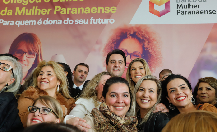 O governador Carlos Massa Ratinho Junior apresentou nesta terça-feira (24) o programa Banco da Mulher Paranaense, iniciativa do Governo do Estado para incentivar o empreendedorismo feminino em todos os setores econômicos, visando gerar mais emprego e renda no Estado.