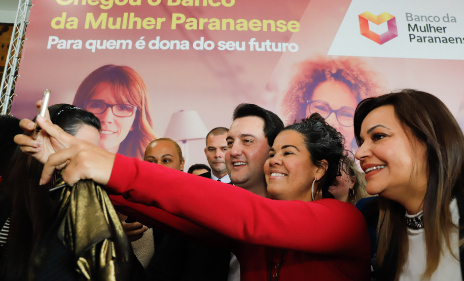 O governador Carlos Massa Ratinho Junior apresentou nesta terça-feira (24) o programa Banco da Mulher Paranaense, iniciativa do Governo do Estado para incentivar o empreendedorismo feminino em todos os setores econômicos, visando gerar mais emprego e renda no Estado.