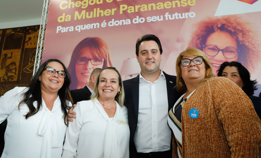 O governador Carlos Massa Ratinho Junior apresentou nesta terça-feira (24) o programa Banco da Mulher Paranaense, iniciativa do Governo do Estado para incentivar o empreendedorismo feminino em todos os setores econômicos, visando gerar mais emprego e renda no Estado.