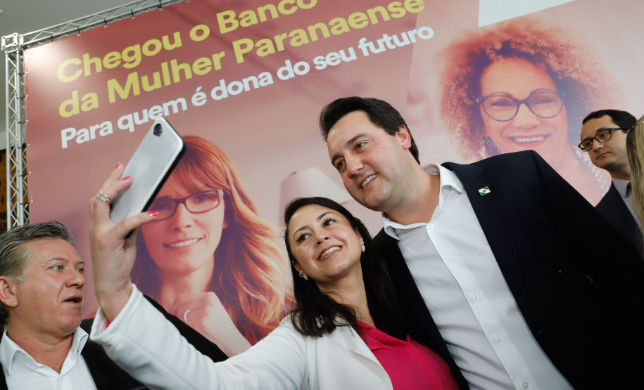 O governador Carlos Massa Ratinho Junior apresentou nesta terça-feira (24) o programa Banco da Mulher Paranaense, iniciativa do Governo do Estado para incentivar o empreendedorismo feminino em todos os setores econômicos, visando gerar mais emprego e renda no Estado.