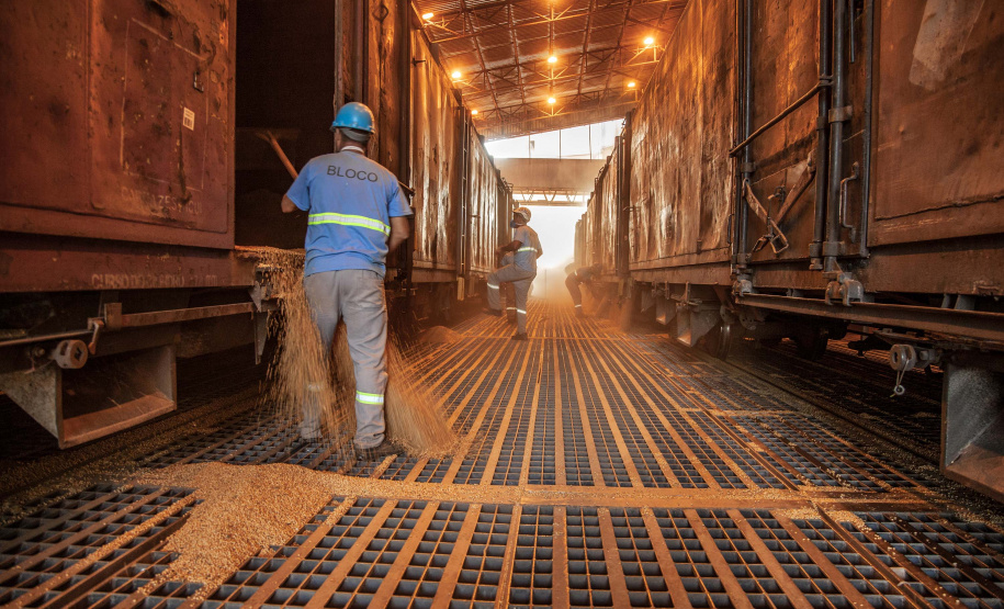 Até o final deste ano, o Porto de Paranaguá deve receber para descarga mais de 6,12 milhões de toneladas de granéis para exportação. O volume esperado para o último trimestre de 2019 é 14% maior que o total movimentado pelo setor no mesmo período do ano passado. Nos três últimos meses de 2018 foram exportadas cerca de 5,26 milhões de toneladas de soja, milho, farelo e açúcar. Foto: Claudio Neves/Portos do Paraná