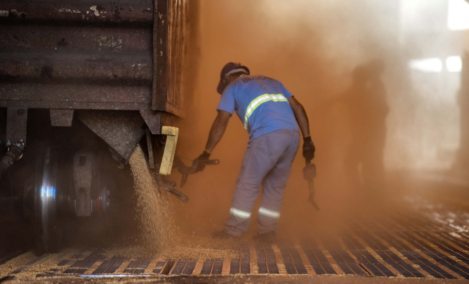 Até o final deste ano, o Porto de Paranaguá deve receber para descarga mais de 6,12 milhões de toneladas de granéis para exportação. O volume esperado para o último trimestre de 2019 é 14% maior que o total movimentado pelo setor no mesmo período do ano passado. Nos três últimos meses de 2018 foram exportadas cerca de 5,26 milhões de toneladas de soja, milho, farelo e açúcar. Foto: Claudio Neves/Portos do Paraná
