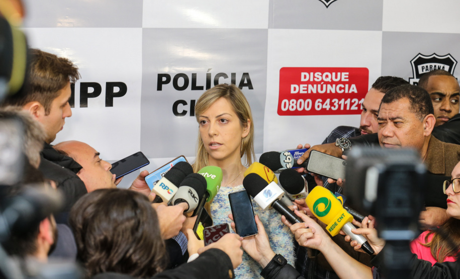 A delegada Camila Cecconelo concede entrevista coletiva nesta quarta-feira (25), para falar sobre o interrogatório do suspeito pelo homicídio da menina Rachel Genofre. A Polícia Civil do Paraná interrogou o suspeito nesta terça-feira (24), em Sorocaba, onde está preso. Foto: Geraldo Bubniak/AEN