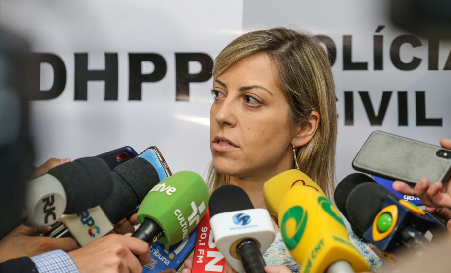 A delegada Camila Cecconelo concede entrevista coletiva nesta quarta-feira (25), para falar sobre o interrogatório do suspeito pelo homicídio da menina Rachel Genofre. A Polícia Civil do Paraná interrogou o suspeito nesta terça-feira (24), em Sorocaba, onde está preso. Foto: Geraldo BUbniak/AEN