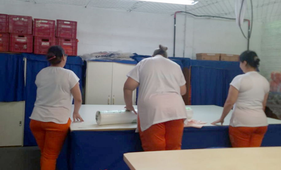 Presas da Penitenciária Feminina de Foz do Iguaçu - Unidade de Progressão (PFF-UP) receberam mais de 900m de tecidos para a confecção de 500 lençóis e toalhas de banho a serem usadas pelas detentas da própria unidade