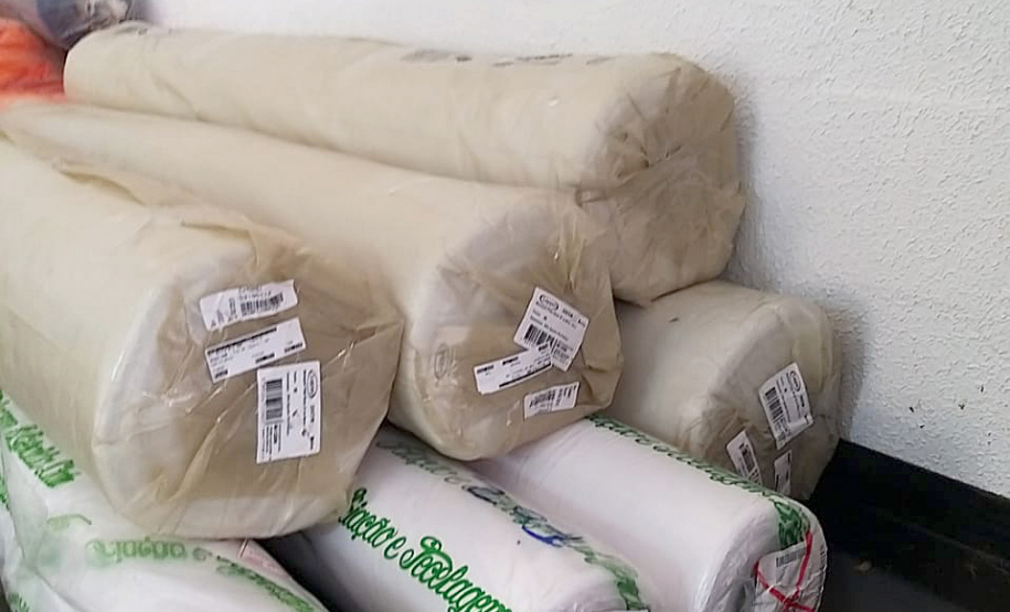 Presas da Penitenciária Feminina de Foz do Iguaçu - Unidade de Progressão (PFF-UP) receberam mais de 900m de tecidos para a confecção de 500 lençóis e toalhas de banho a serem usadas pelas detentas da própria unidade